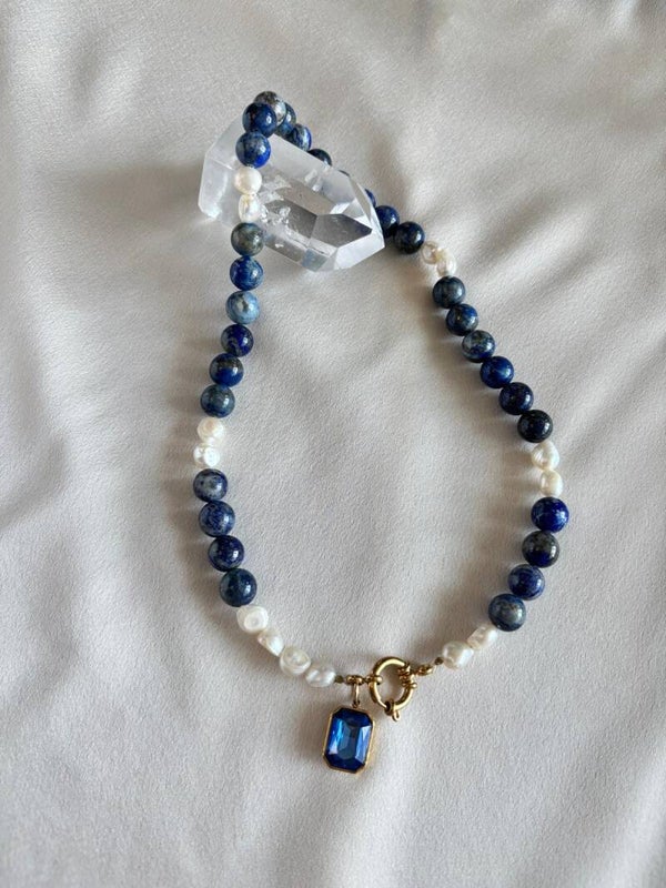 Blauwe lapis lazuli(edelsteen)ketting met witte parels en een blauwe hanger