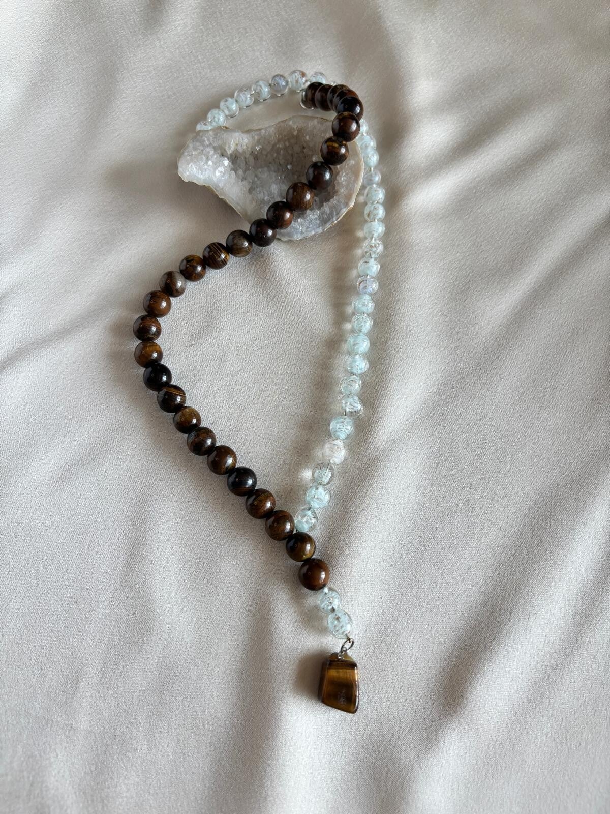 Tijgeroog collier met muranoglas kralen en een tijgeroog bedel