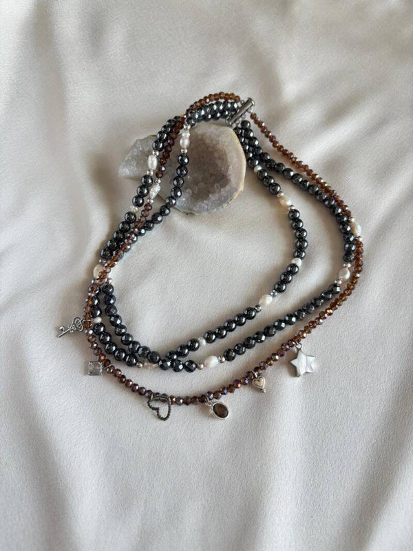 Mooie 3 rijen ketting met hematiet, zoetwaterparels en bruine facetkralen met bedels