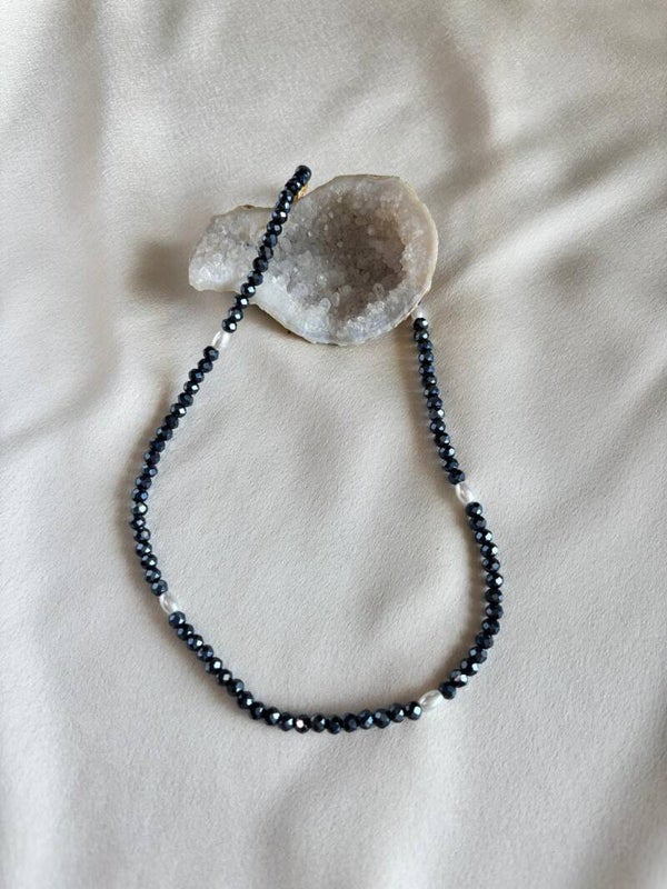 Basis ketting van donkerblauwe facetkralen en imitatie parels