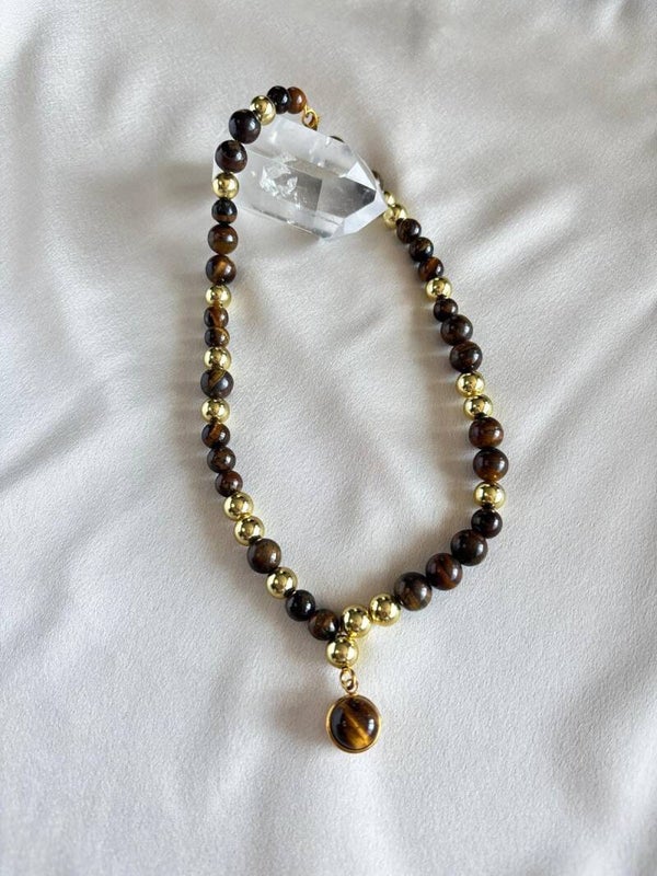 Tijgeroog collier met goudkleurige kralen en een tijgeroog bedel