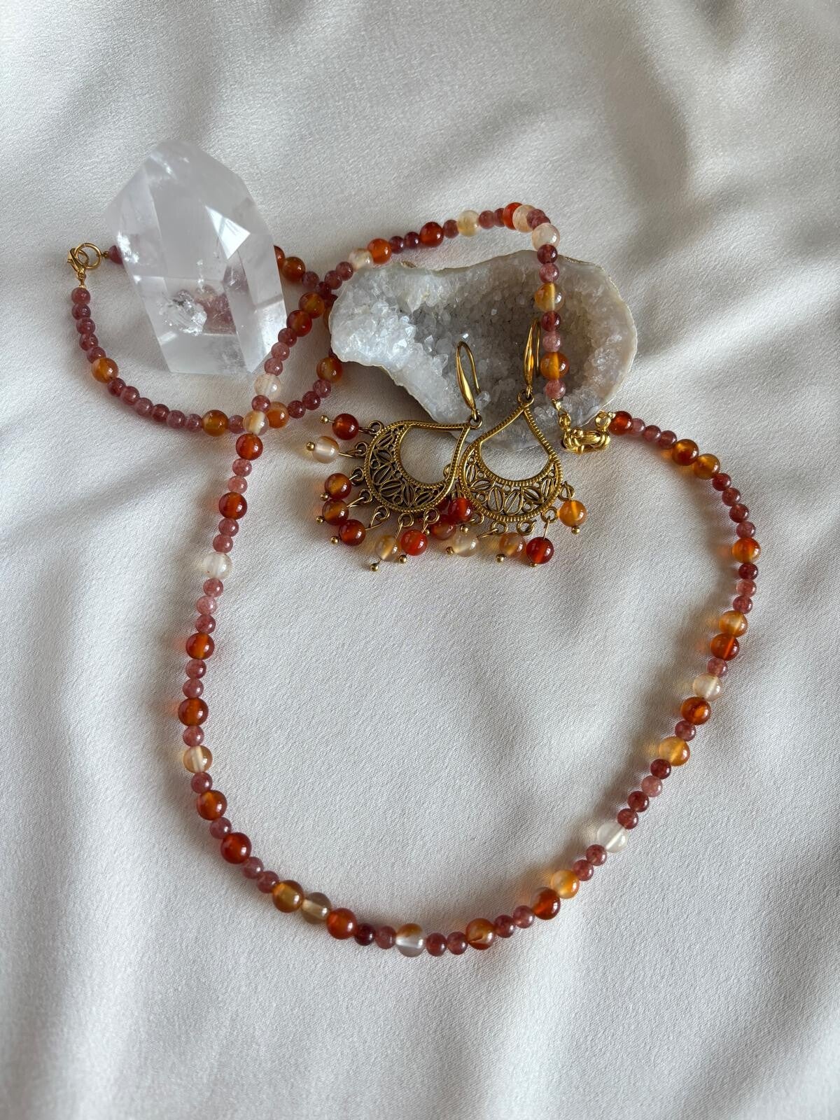 Zomerse ketting, oorbellen en armband van carneool(edelsteen) met boeisluiting