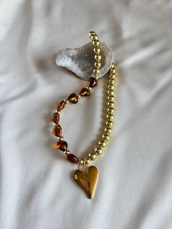 Gouden ketting met bruine hartjes en een goud groot hart