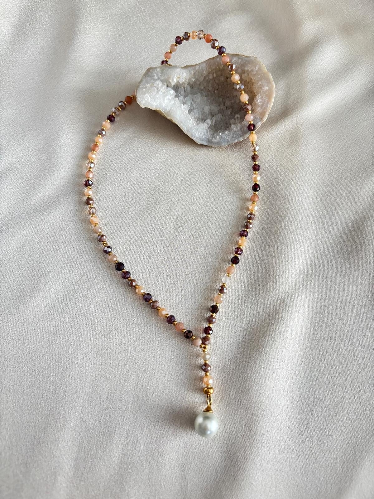 Ketting van facetkralen en parel bedel