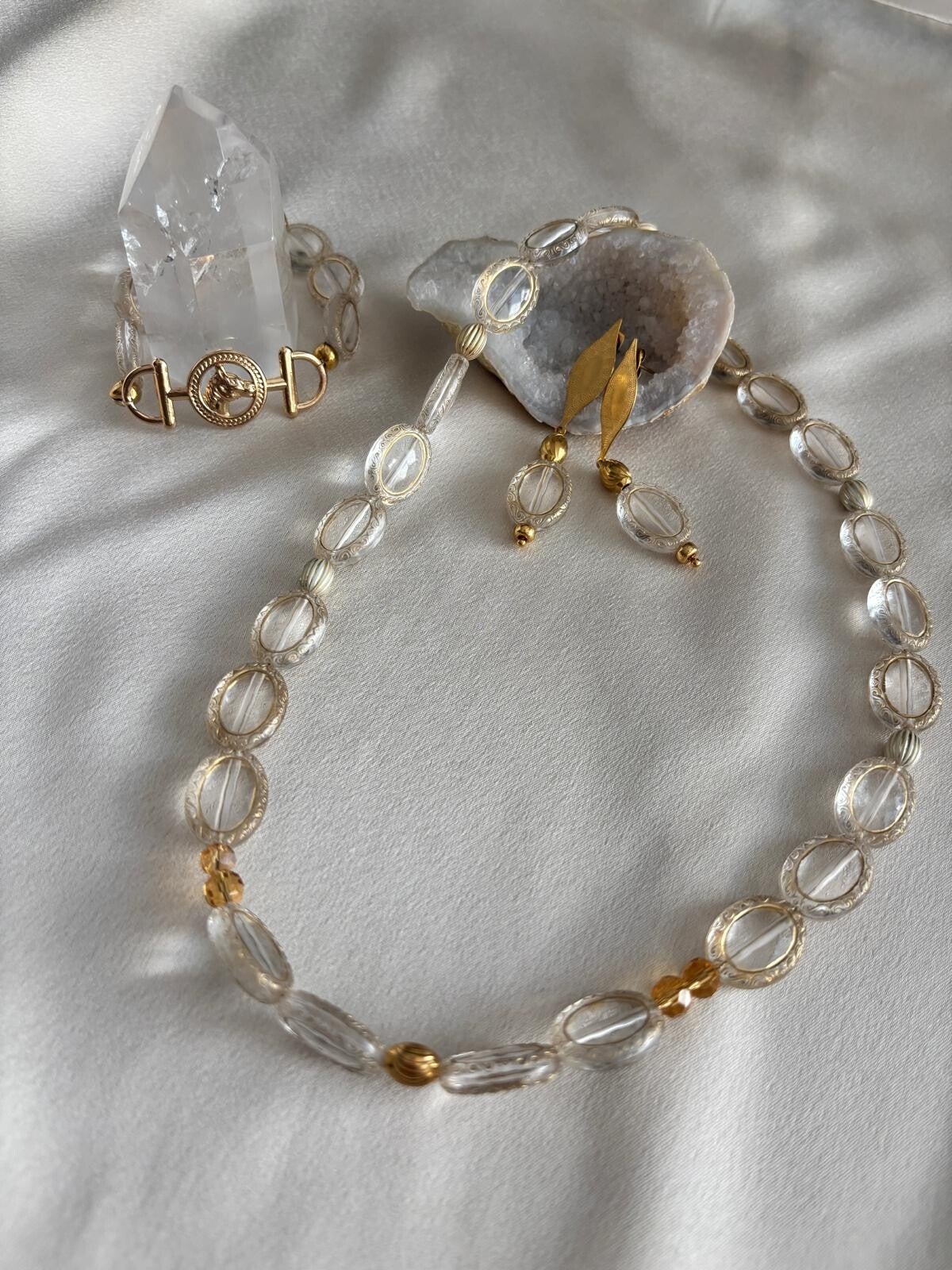 Ketting, armband en oorbellen van acryl en gouden kralen