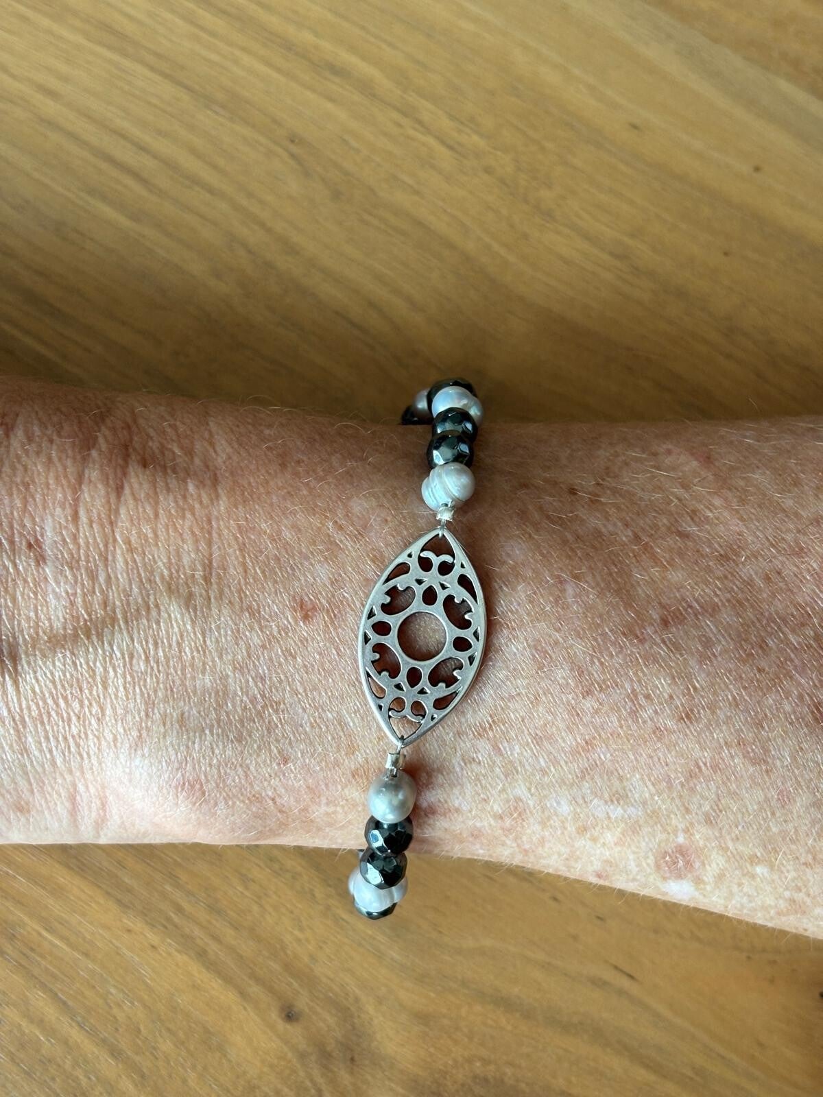 Armband van hematiet en zoetwaterparels
