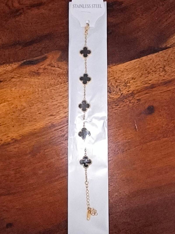bracelet inoxidable couleur or avec 5 trèfles