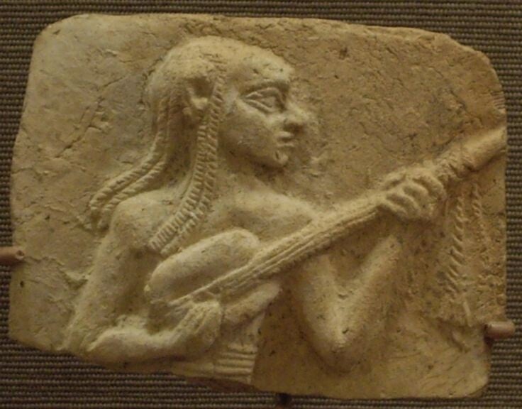 Un antico suonatore di liuto mesopotamico, conservato presso l'Oriental Museum di Chicago.