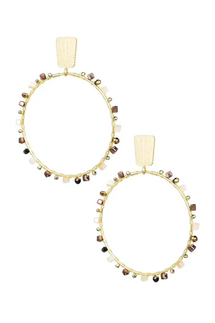 Oorbellen rond met kraaltjes - goud/beige