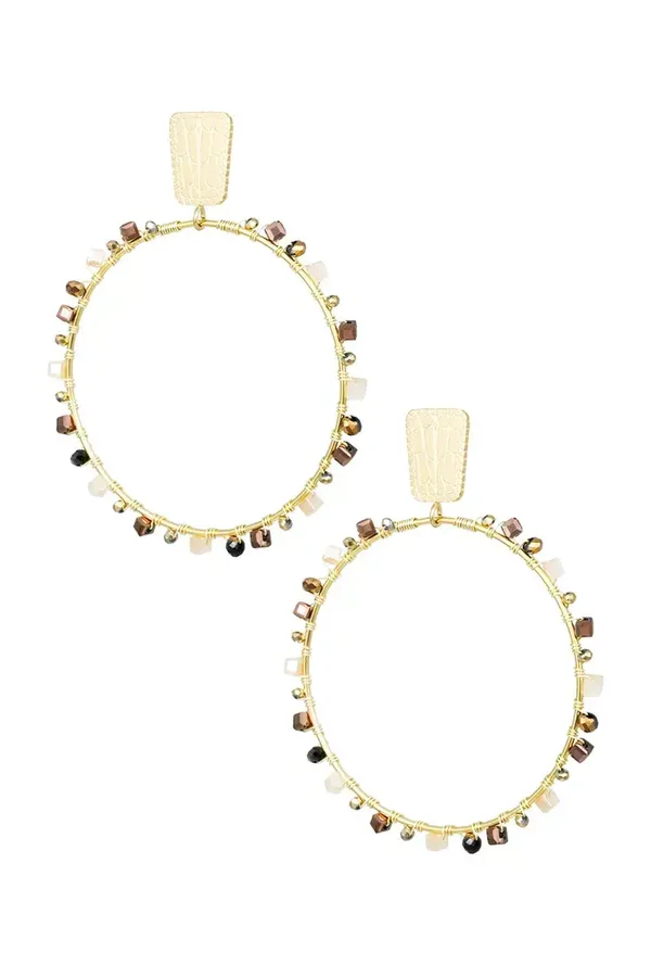 Oorbellen rond met kraaltjes - goud/beige