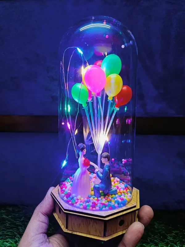 Dekorative Glaskuppel mit romantischer Heiratsantrag-Szene