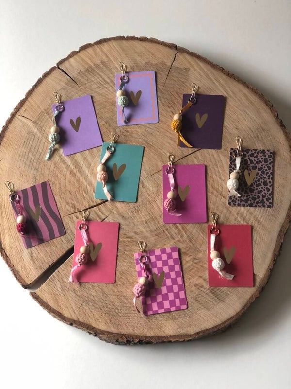 Gelukspoppetje met kaartje, knijper en sleutelring