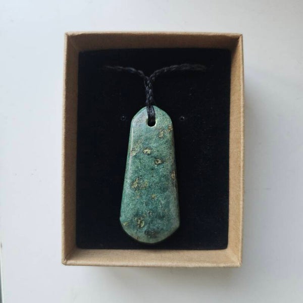 Handmade NZ Pounamu (Serpentine /Fuschite) necklace