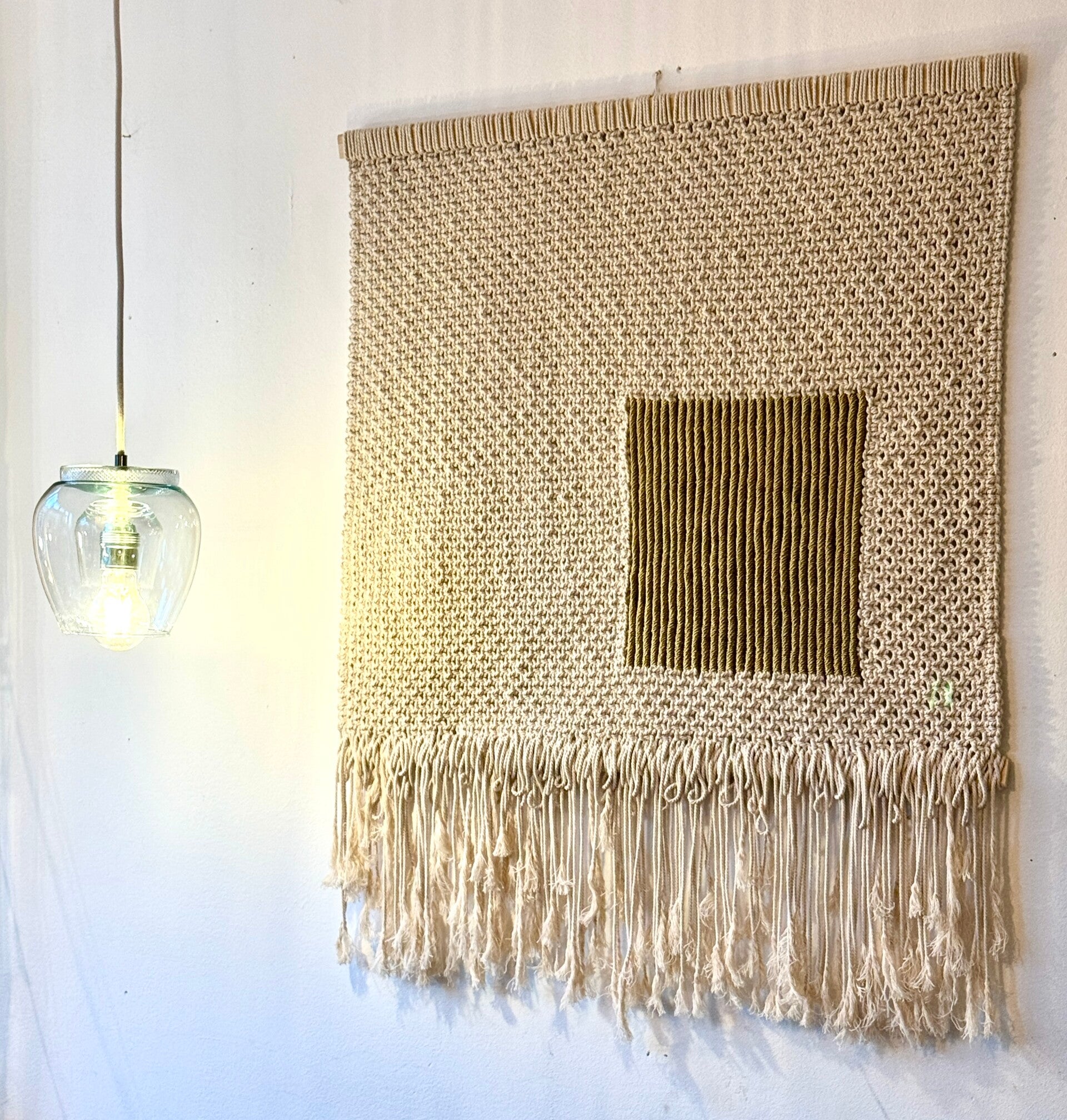 Handgeknoopte wandhanger:  Contrast in Harmony