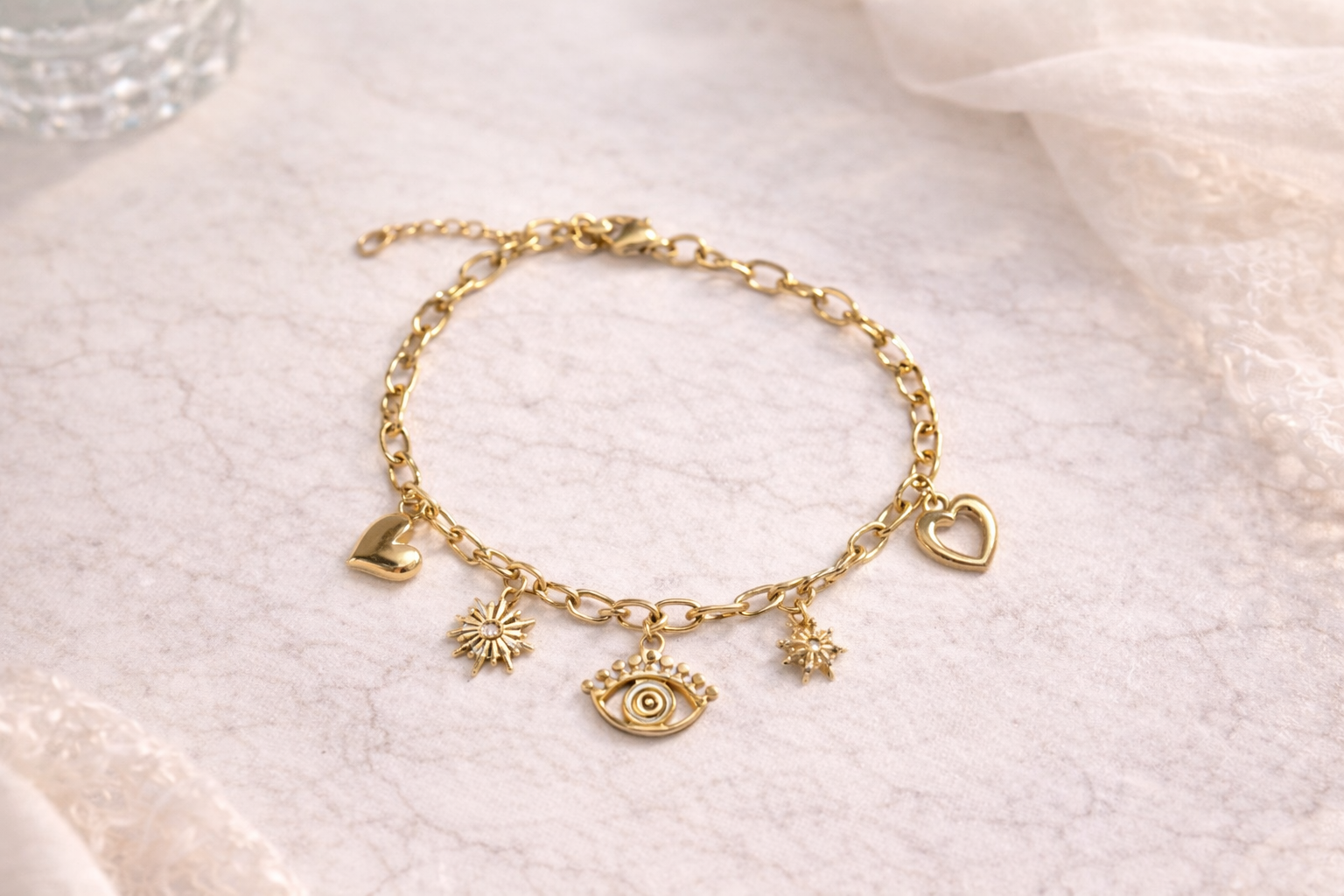 Gouden armband met symbolische bedels