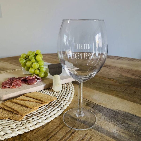 Rode wijnglas met eigen ontwerp