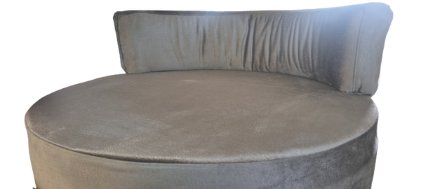 Loveseat mit schönem, glänzendem Kroko-Stoff. Erhältlich in 4 Farben. Exklusive Kissen