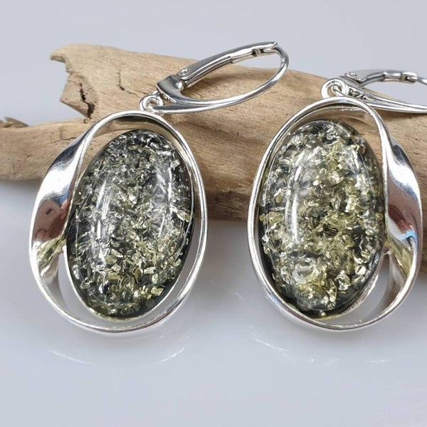 Pendientes de ámbar con piedras preciosas.