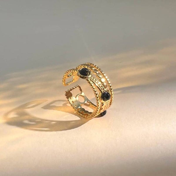 Anillo de Tres Piedras Naturales – Elegancia y carácter