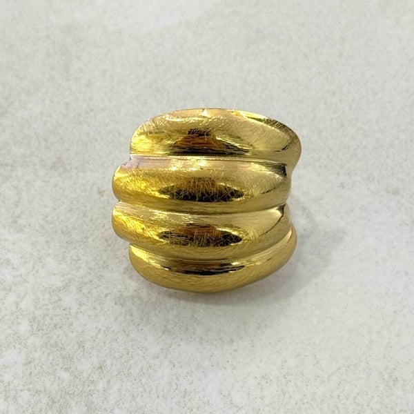 Anillo Cometa: Brillo Dorado con Carácter Único ✨