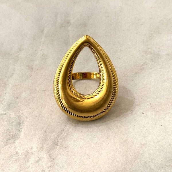 Anillo Mara: Elegancia en Oro Cepillado ✨
