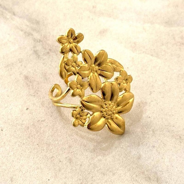 Anillo Floral Minako: Belleza y Elegancia en Cada Detalle