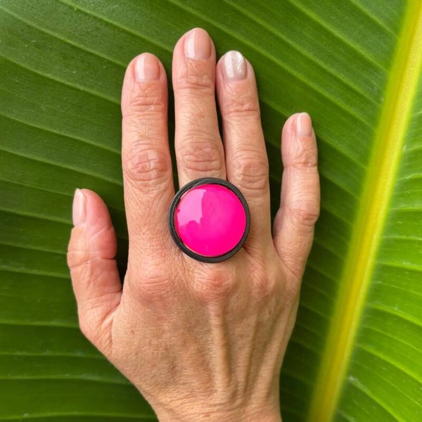 Anillo "Sol Fucsia" – Vidrio fundido y hierro forjado.