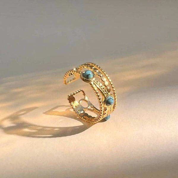 Anillo de Tres Piedras Naturales – Elegancia y carácter ✨