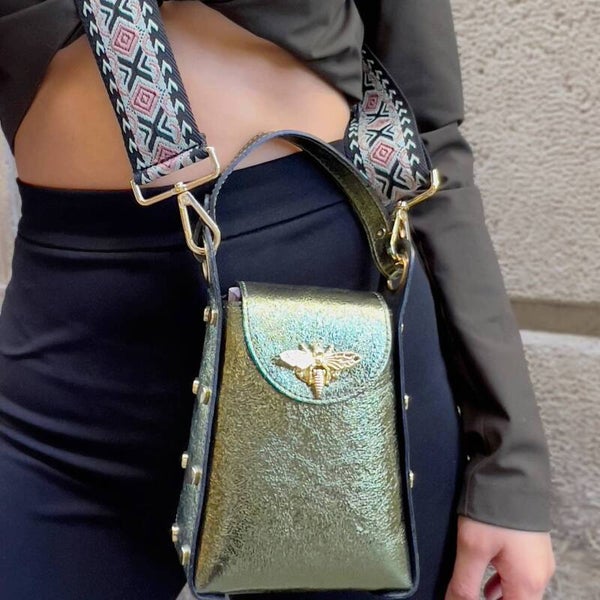 Bolso Abeja color verde metalizado.