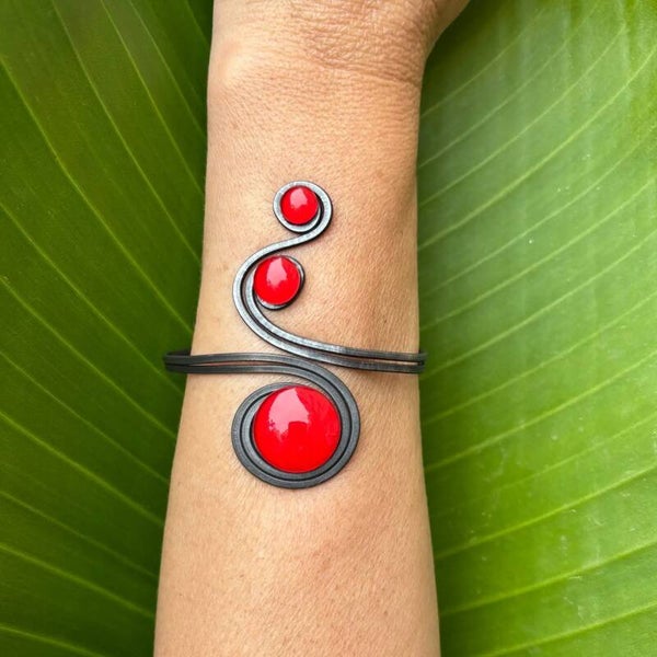 Brazalete "Triple Sol Rojo" – Vidrio fundido y hierro forjado.