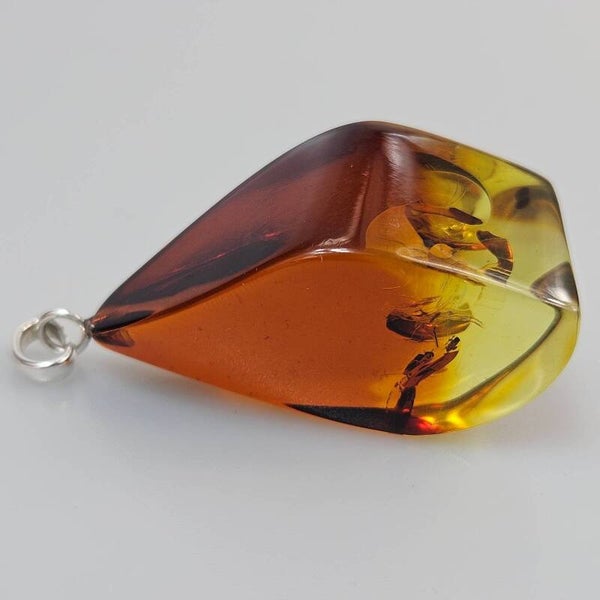 Colgante de Ámbar Báltico – Cabujón de Lágrima Amarillo, Coñac y Rojo