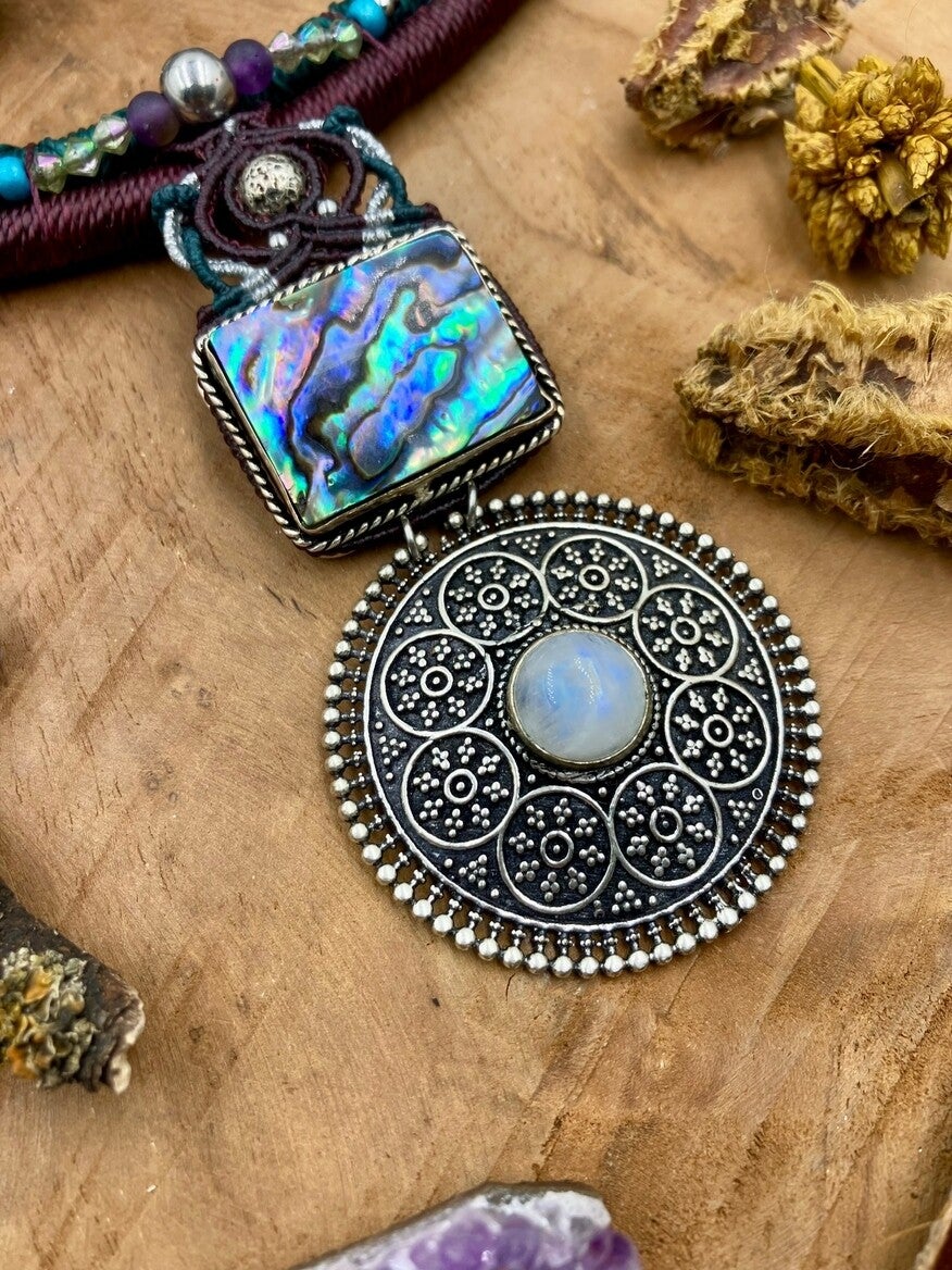 Collar tipo torque ajustado al cuello en macramé con piedra de Abulón