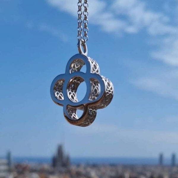 Colgante Flor de Barcelona calado grande en Plata de Ley 925