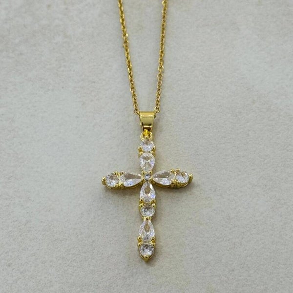 Collar Cruz con Circonitas Blancas – Elegancia y brillo atemporal