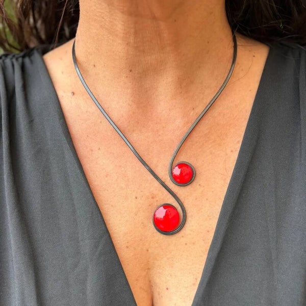 Collar "Doble Sol Rojo" – Vidrio fundido y hierro forjado.
