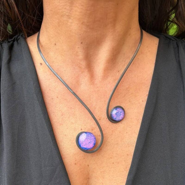 Collar "Doble Sol Violeta" – Vidrio fundido y hierro forjado.