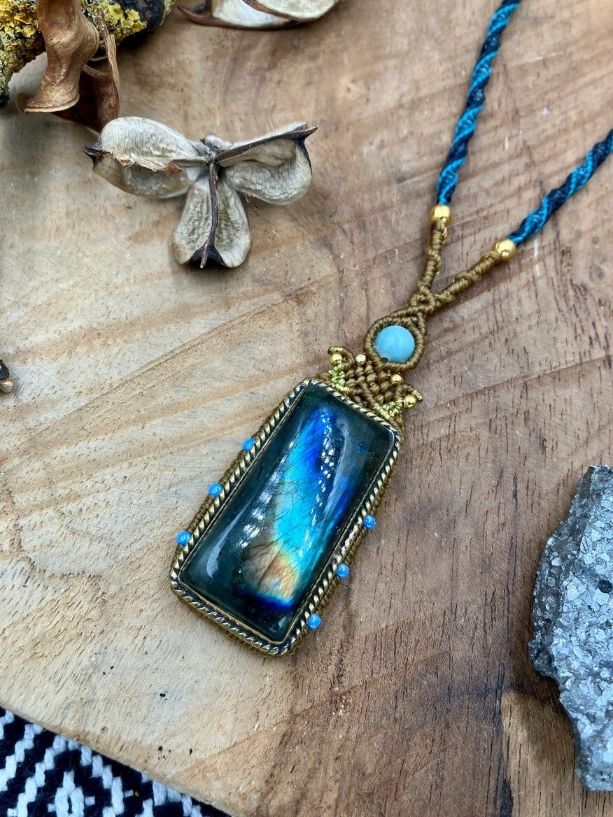 Collar colgante largo de macramé con piedra Labradorita