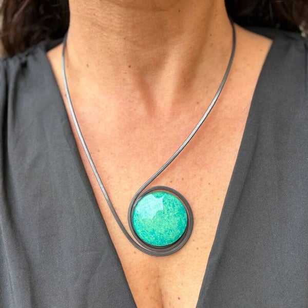 Collar "Sol Esmeralda" – Vidrio fundido y hierro forjado.