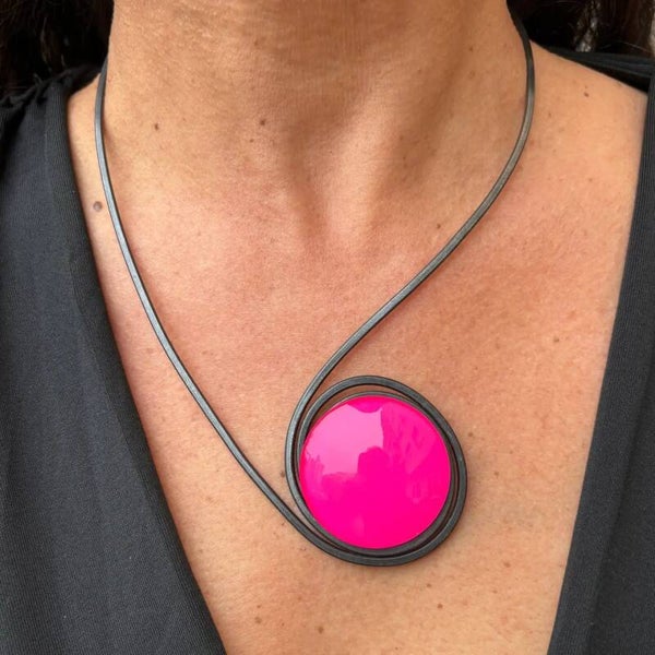 Collar "Sol Fucsia" – Vidrio fundido y hierro forjado.