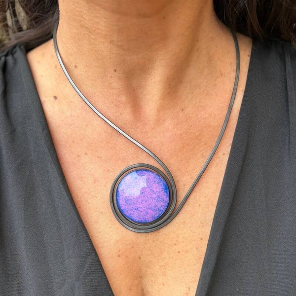 Collar "Sol Violeta" – Vidrio fundido y hierro forjado.