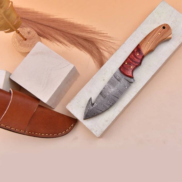 Cuchillo de acero damasco hecho a mano de 8' con funda de cuero.