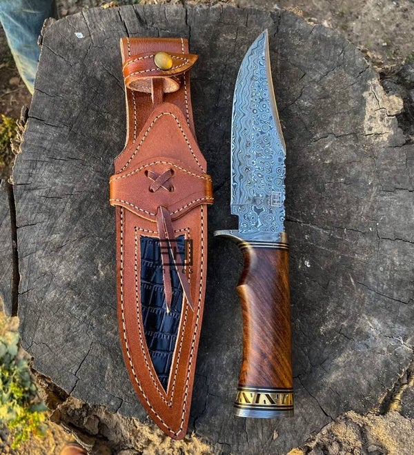 Cuchillo de Damasco hecho a mano con funda de cuero, trabajo en latón.