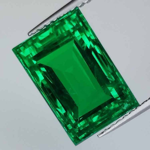 5.96ct Esmeralda hidrotermal talla princesa 12.32x8.35mm