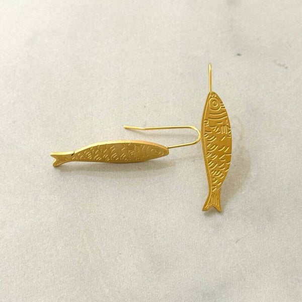 Pendientes de pez en oro cepillado pequeño nadador
