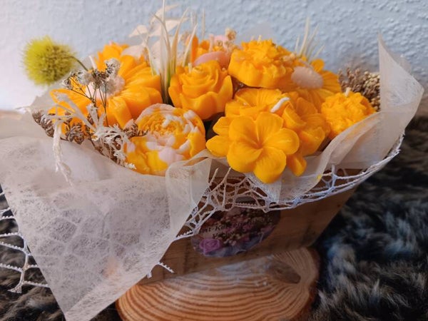 Strauß im Holzkästchen