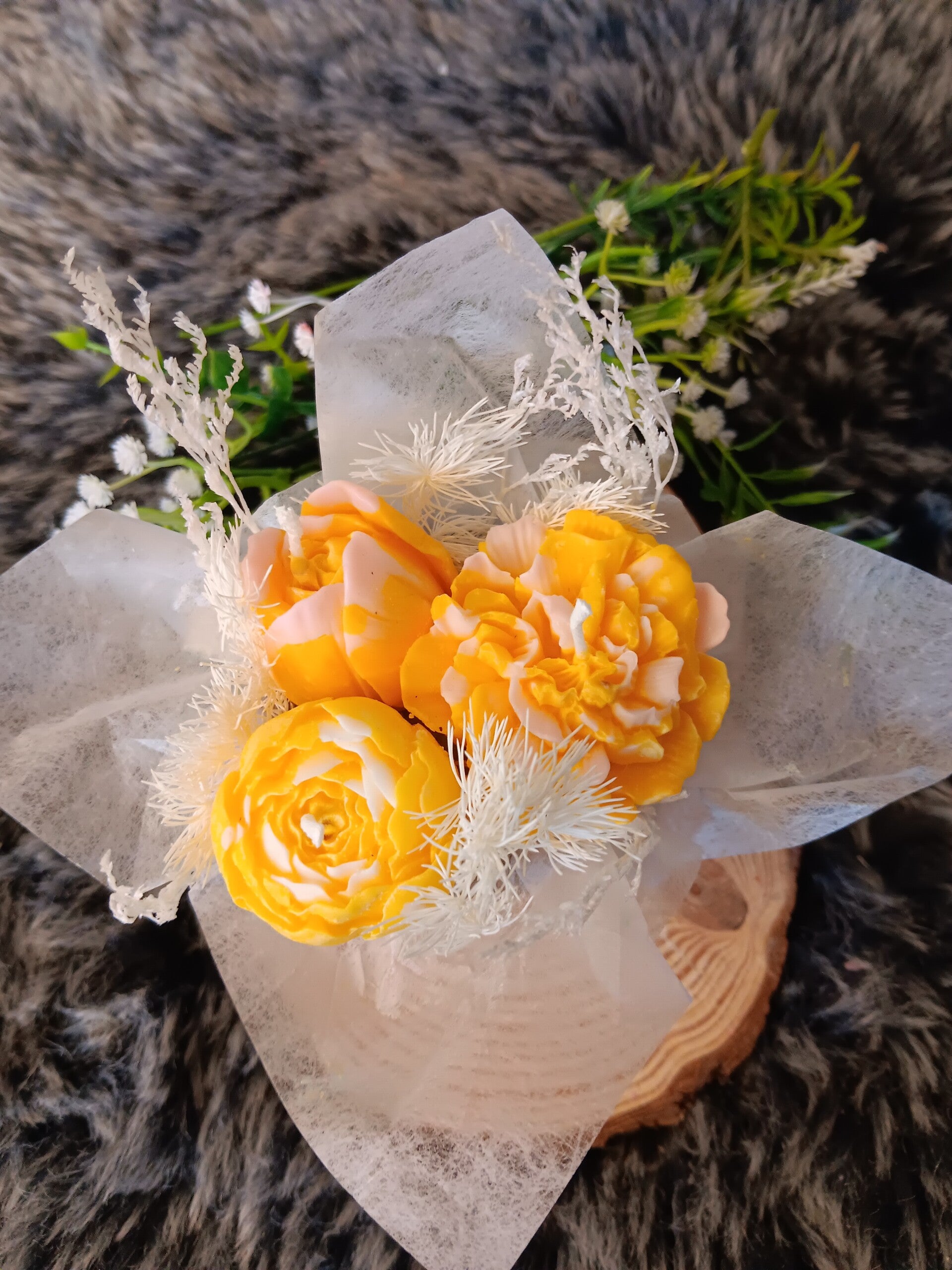 Strauß in Keramikschälchen