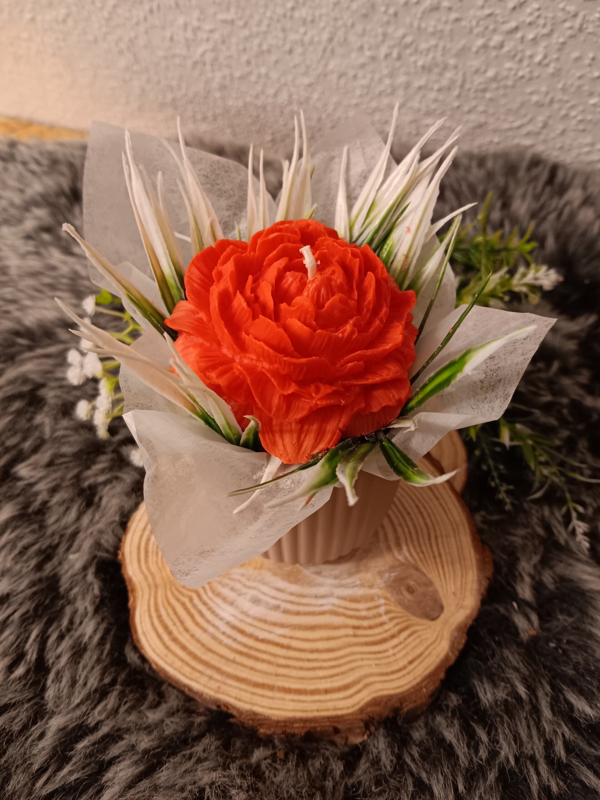 Blume in Keramikschälchen