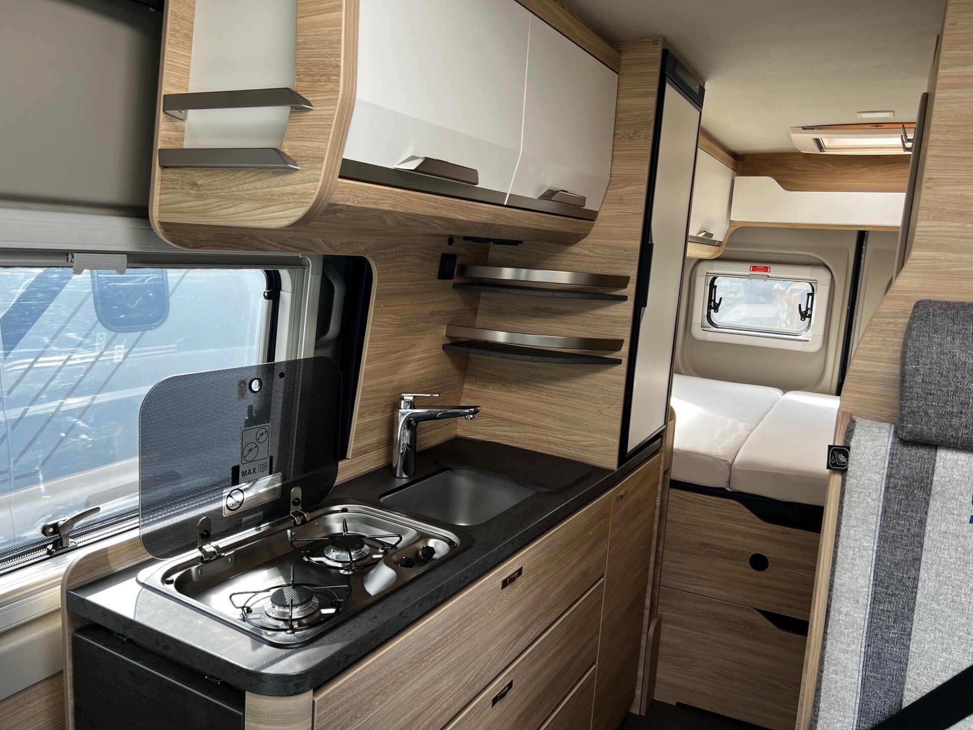 Inneneinrichtung des Campers, Küche, Schlafbereich, Toilette, Dusche. Komplette Ausstattung Geschirr, Pfanne, Töpfe