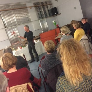 Zaalreading met foto's en voorwerpen