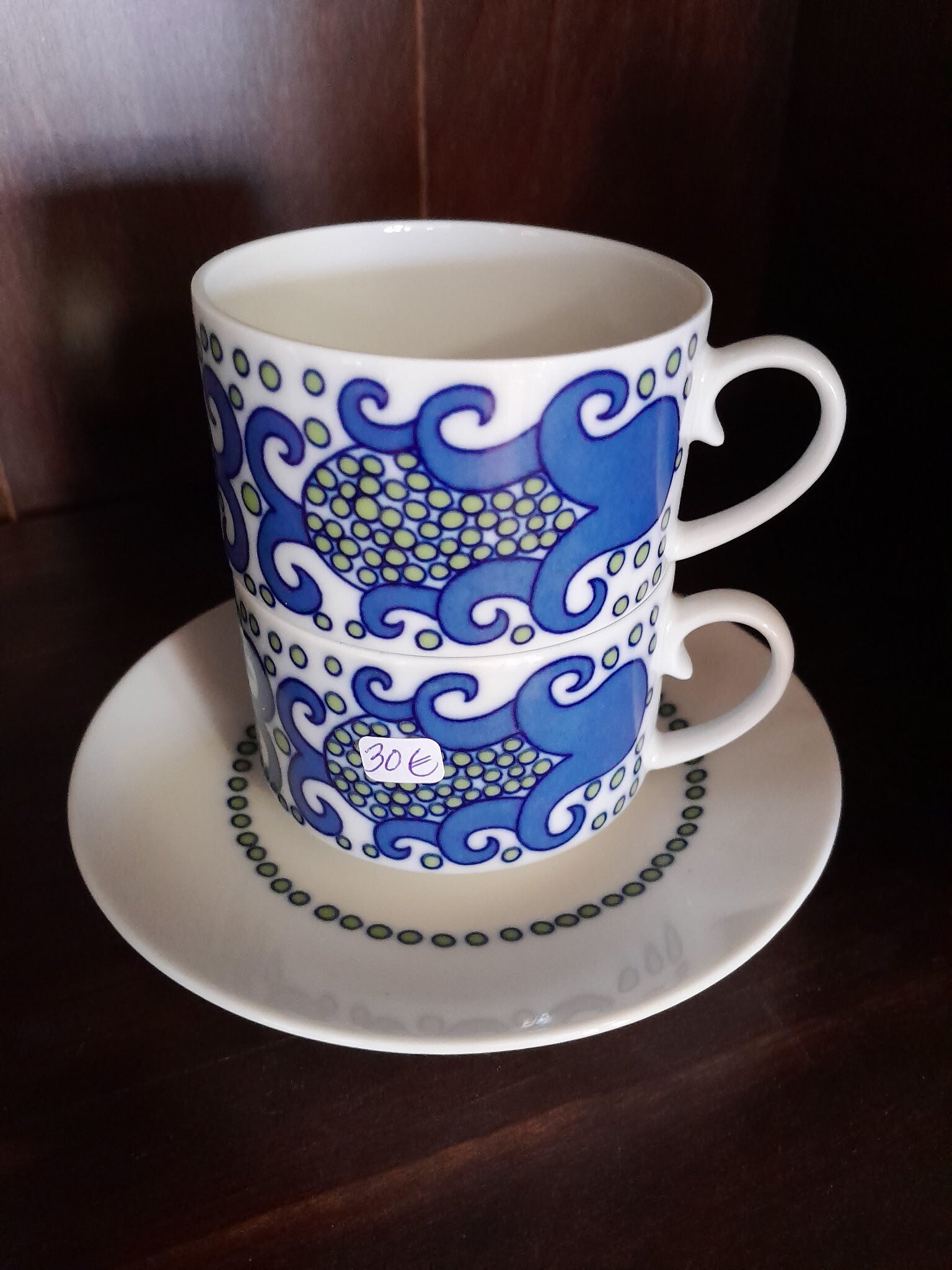 Esmeralda kahvikupit ja tassi